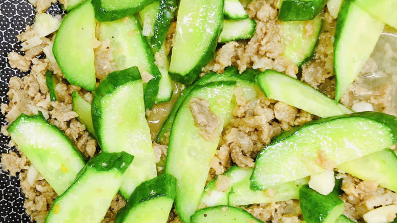 青瓜炒意面,翻炒均匀