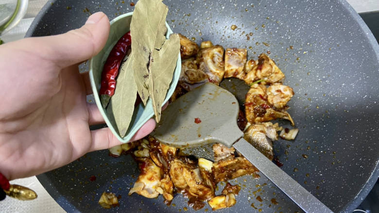 豆角焖卷子➕排骨豆角土豆焖卷子,加入香料,中火翻炒出香味