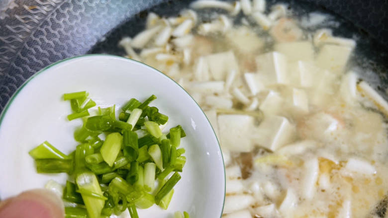 海鲜菇豆腐汤,入葱花即可食用