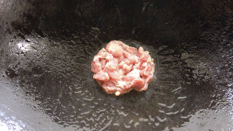 千张炒肉丝,锅烧热油,加入猪肉丝翻炒均匀
