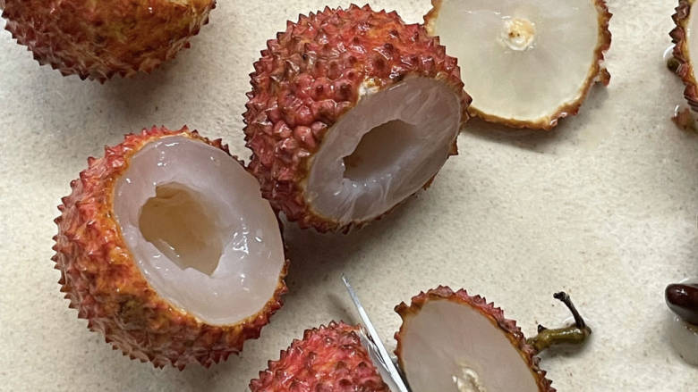 荔枝酸奶果冻(一口透心凉),在荔枝顶部1/4处切开