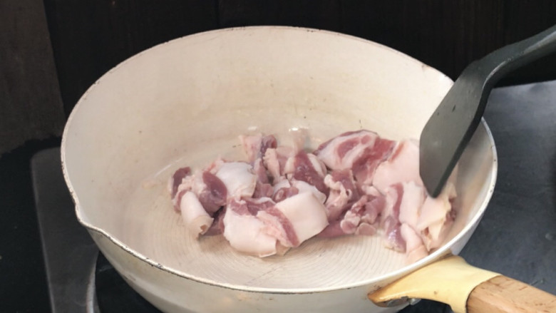 蒜苔五花肉,再起锅,放入五花肉煸炒