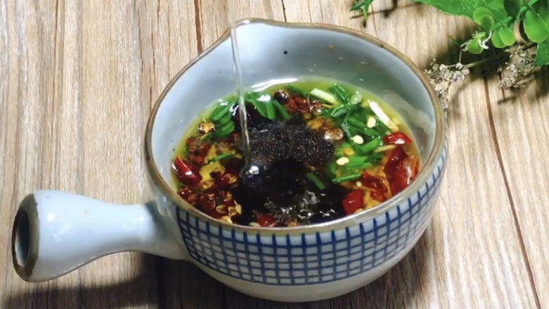 凉拌麻辣鸡丝,加入所有的调料,拌匀备用