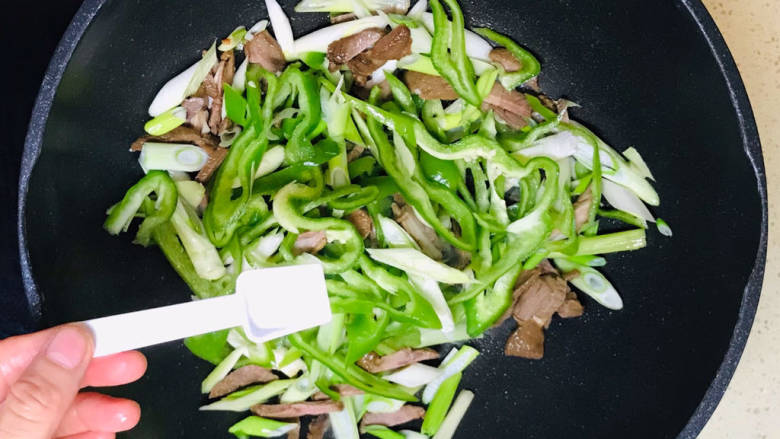 青椒爆炒牛里脊,翻炒至蔬菜恹恹,撒入盐