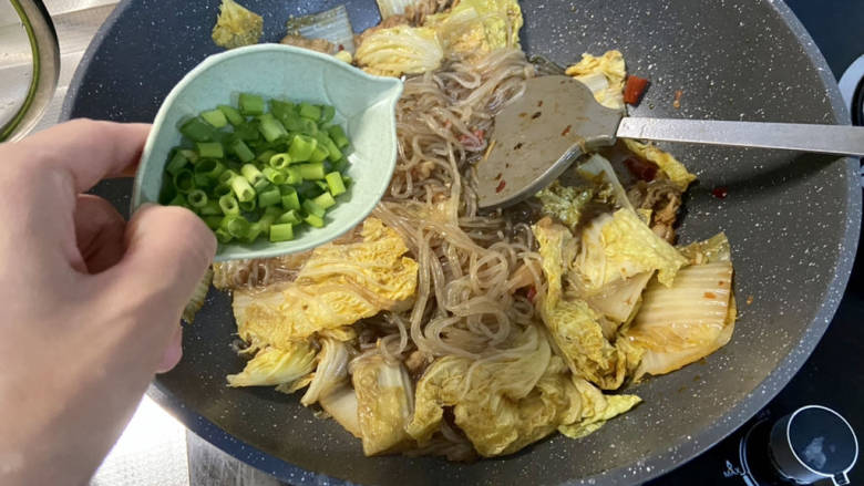 五花肉炖白菜➕五花肉炖白菜粉条,大火收汁,尝下咸淡,如果觉得淡可以补充少许盐翻炒均匀,出锅撒葱末即可