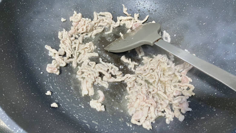 驱寒汤➕酸辣暖胃驱寒汤,热锅后加入适量食用油,加入腌制的肉丝,滑散滑炒变色沥油盛出