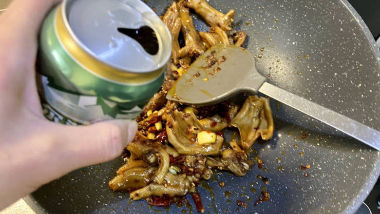 干锅鸭掌,加入适量<a style='color:red;display:inline-block;' href='/shicai/ 897'>啤酒</a>,没过鸭掌一半