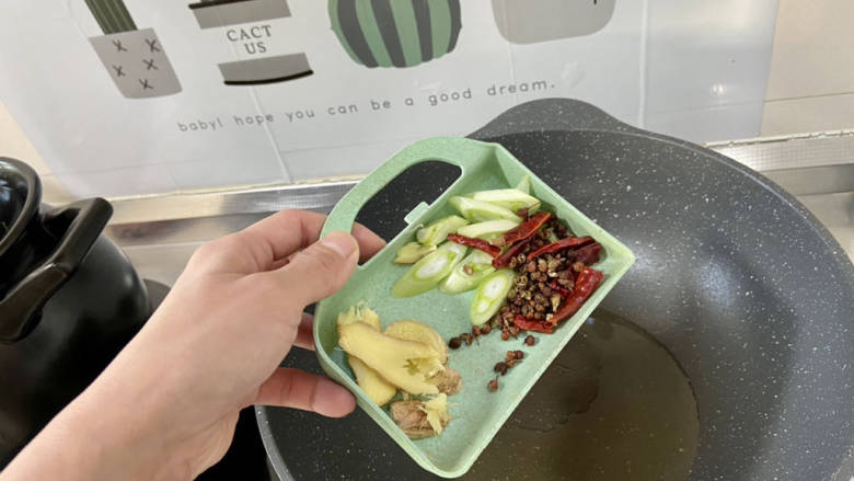 红烧羊肉煲➕胡萝卜煲羊排,重起炒锅,锅烧热,加适量食用油,加入剩余姜片,葱白,干辣椒和花椒,中小火煸香