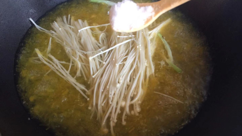 金汤鱼,煮开下入金针菇,加入适量盐