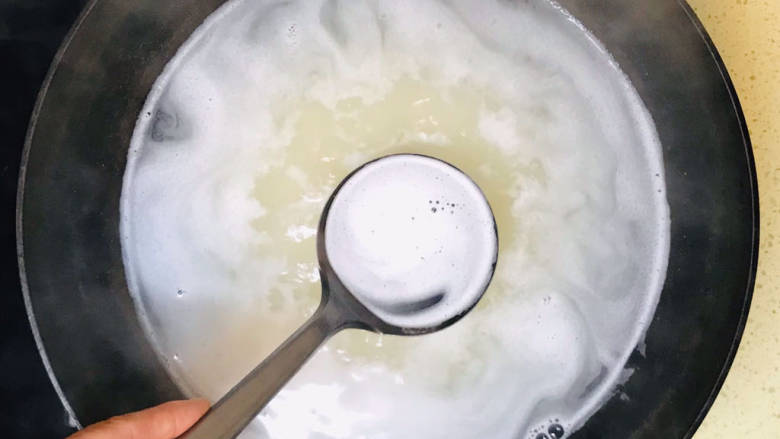 皮蛋火腿粥,加入锅里,加水煮沸,舀出浮沫
