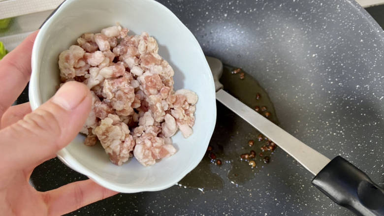 豆腐卤面➕肉末豆腐汤卤面,下肉末,中小火炒散炒干水分炒出油