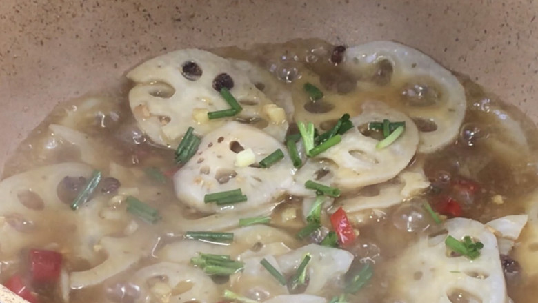 椒麻莲藕,撒上葱花,拌匀