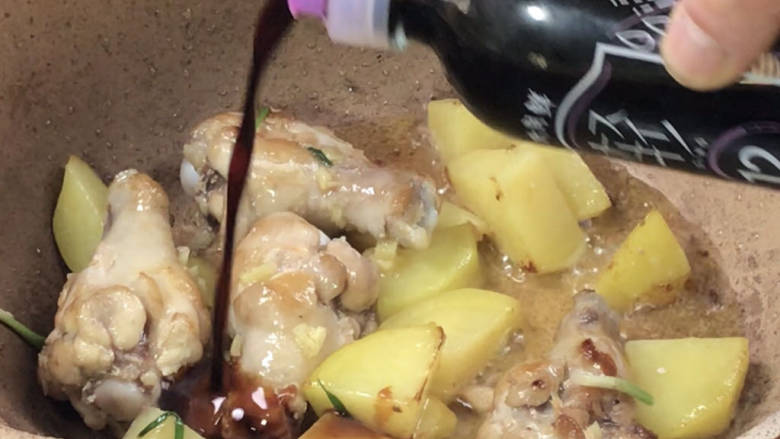 红烧翅根,放入轻盐酱油,炒匀
