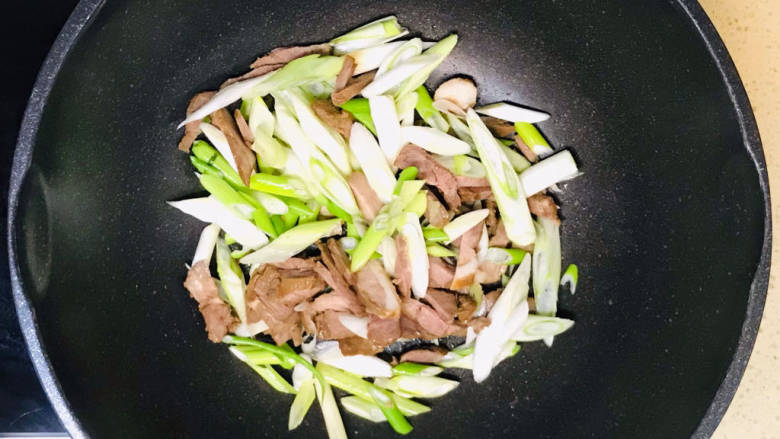 青椒爆炒牛里脊,加入牛里脊肉,翻炒至变色