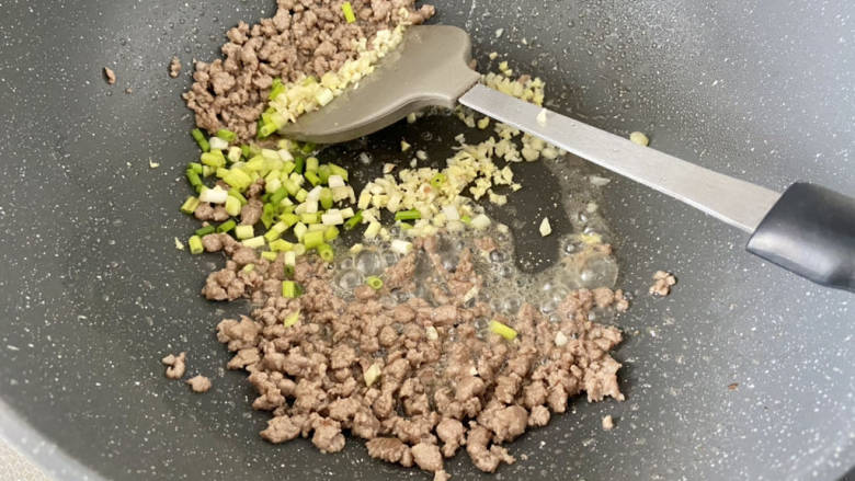 酸豆角炒茭白➕酸豆角牛肉炒茭白,加入葱末姜蒜末,中小火煸香