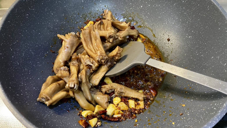 干锅鸭掌,加入鸭掌,中火翻炒均匀