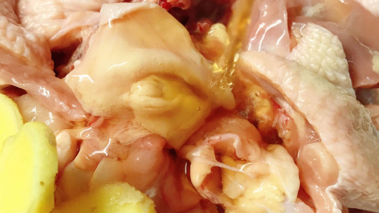 #闹元宵#胡萝卜滑鸡饭（电饭锅版）,加入<a style='color:red;display:inline-block;' href='/shicai/ 718'>料酒</a>