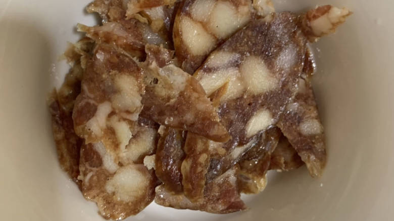 苦瓜炒腊肠片,腊肠切片备用。