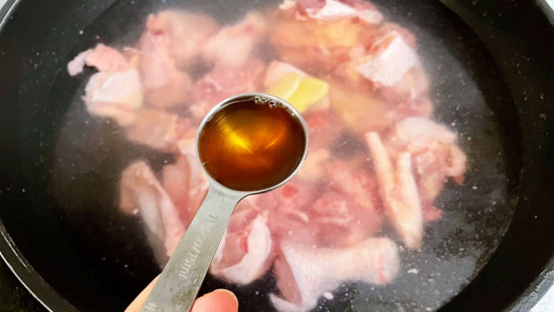 花胶鸡汤,加入2勺<a style='color:red;display:inline-block;' href='/shicai/ 718'>料酒</a>,焯掉血水
