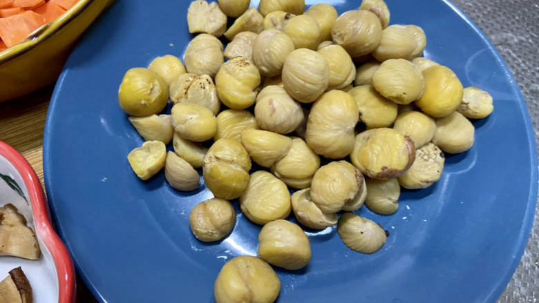 香菇板栗焖饭➕香菇板栗香肠焖饭,大火烧水,水开下板栗关火焖3分钟,捞出,趁热剝壳,如果是太大的板栗,可以对半切开