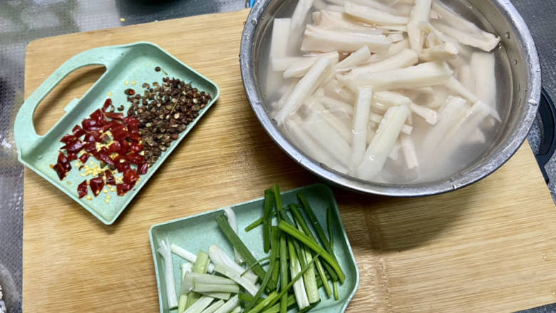 椒麻莲藕,莲藕切厚片再切条,小葱切段,干辣椒剪小段