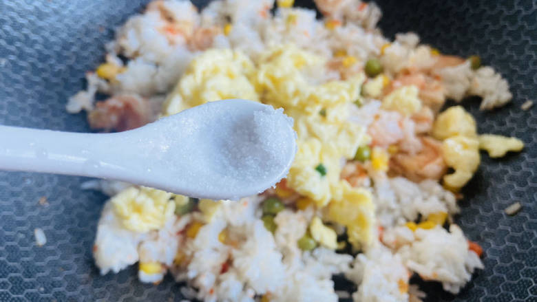 玉米虾仁蛋炒饭,根据个人口味加入适量盐,烹入一勺料酒提香