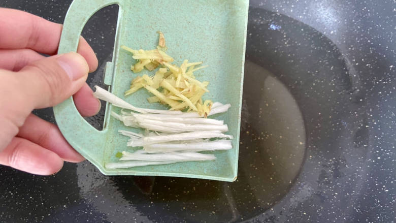 炒藕丝➕青红椒炒藕丝,热锅冷油,油温热,下葱白姜丝,小火煸香
