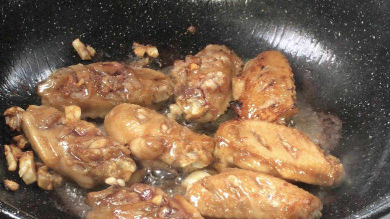 蒜香焖翅,翻面,煎至两面金黄