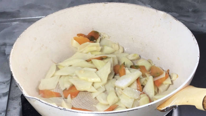 蒜香茭白,加盐和味精,炒匀至入味