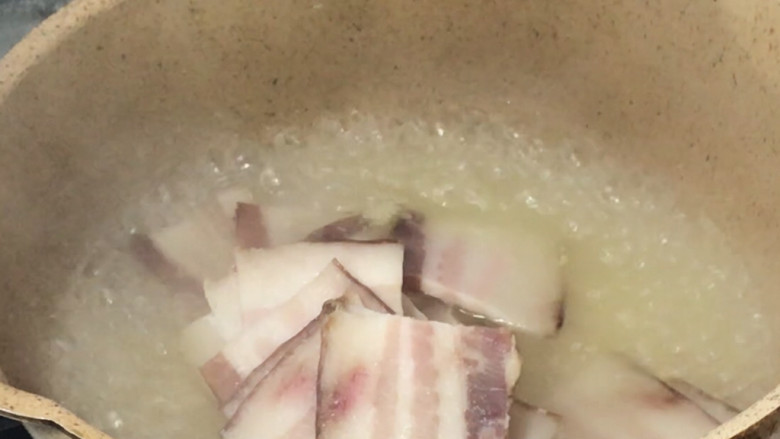 腊肉炒莴笋,就着开水放入腊肉煮沸,捞出备用