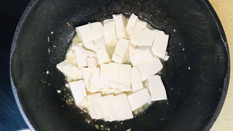鸡蛋炖豆腐,起油锅,加多一些油,烧热后,加入内脂豆腐,慢火煎一下