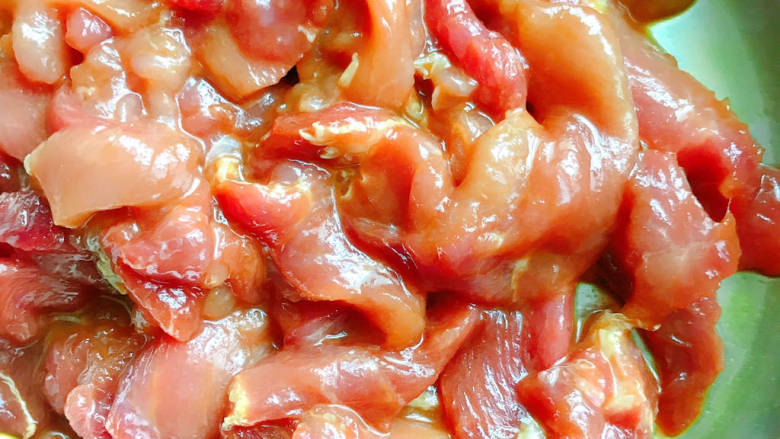 西芹炒香干,拌匀后腌制一会儿