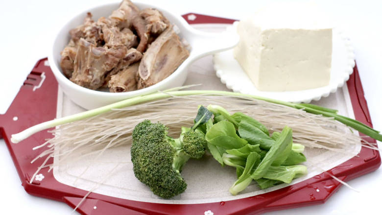 排骨豆腐砂锅,首先备齐所有的食材,<a style='color:red;display:inline-block;' href='/shicai/ 434'>排骨</a>是提前煮熟的。