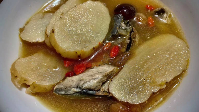 鲜天麻乌鸡汤,味道好极了,全部汤料都很好吃。