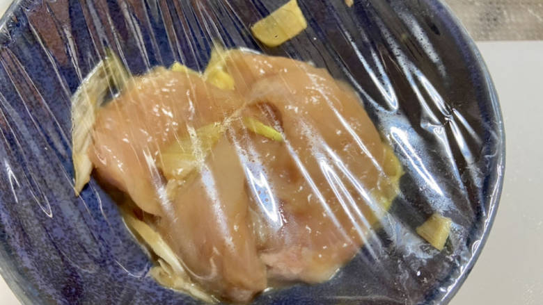 凉拌麻辣鸡丝,抓匀按摩5分钟,蒙保鲜膜放冰箱冷藏腌制一晚,我是前一晚腌制第二天做的,至少腌制一小时