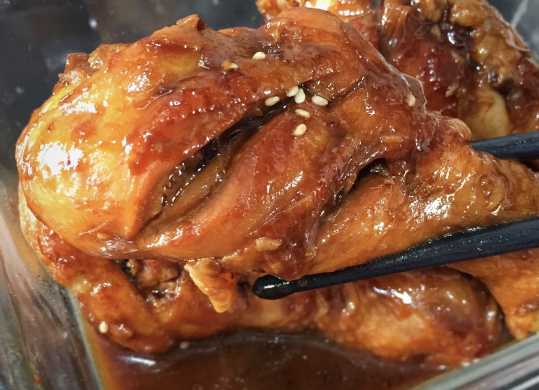 红烧翅根,大火收汁,加入蚝油增加鲜味,待汤汁粘稠后撒入白芝麻。