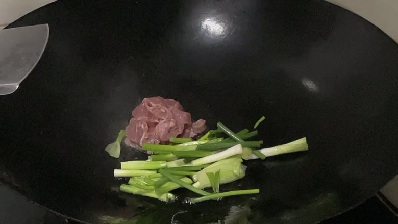 干煸圆白菜,再倒入猪肉，葱段