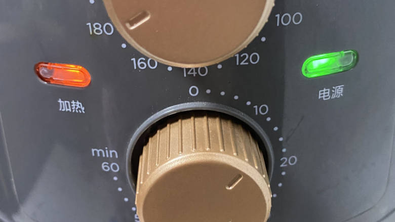 空气炸锅叉烧,准备好空气炸锅，先180度预热几分钟