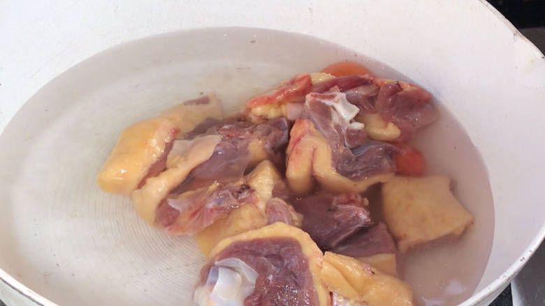香菇烧鸭肉,起锅注入适量清水,放入鸭肉煮沸