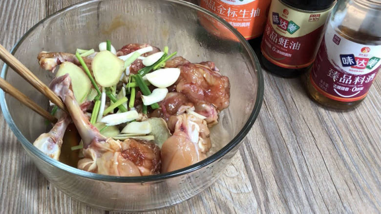 秘制鸡腿,放入鸡腿中,拌匀腌制备用