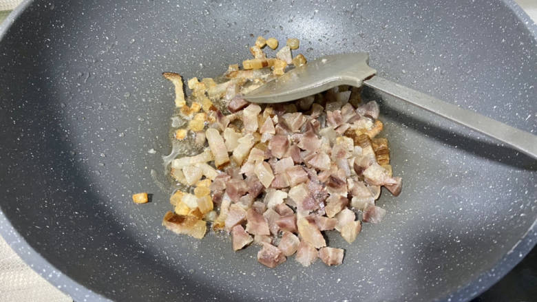 腊味糯米饭➕杂蔬腊味焖糯米饭,加入腊肠块,中小火煸炒出油炒出香味