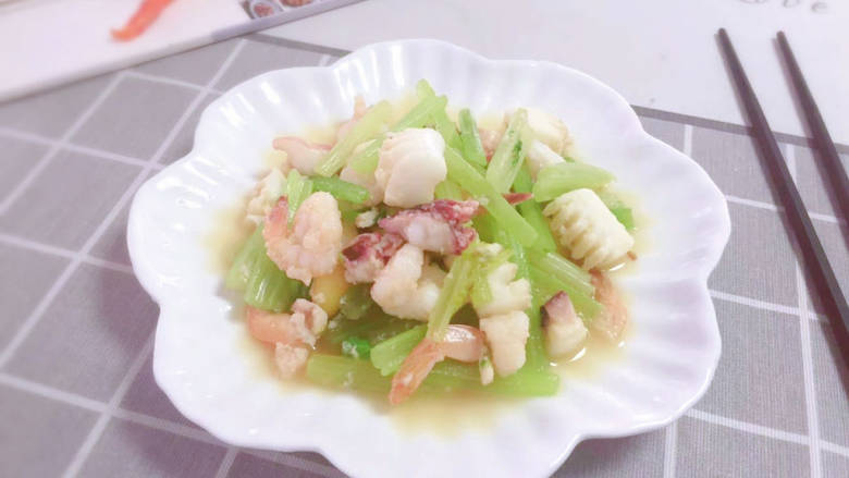 芹菜炒墨鱼,美味如此简单~