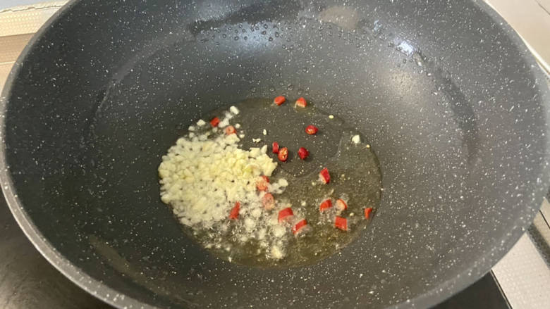 香菇炒生菜,热锅后加适量食用油,下蒜末小米辣中小火煸香