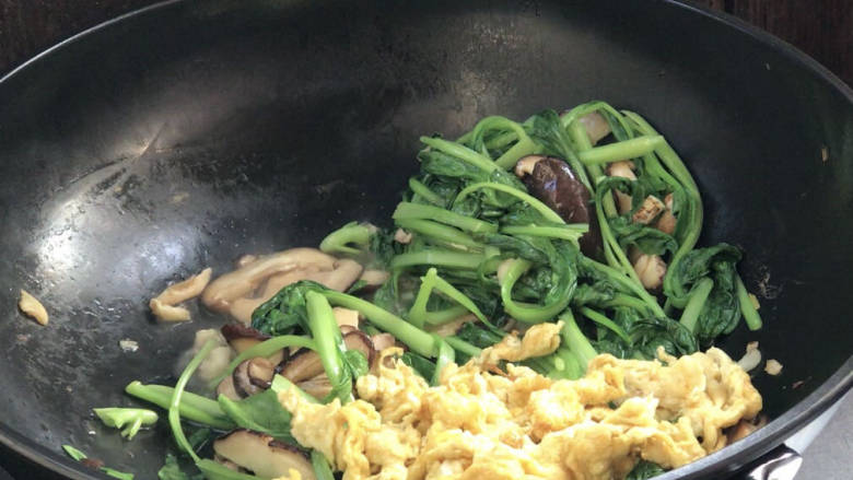 杂炒时蔬,加入鸡蛋,翻炒均匀