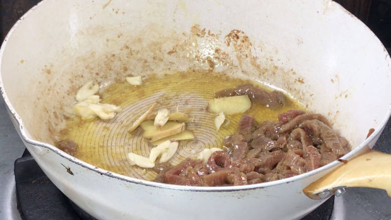 青椒炒牛肉,摆置一边,或者出锅备用,再放入姜蒜炒香