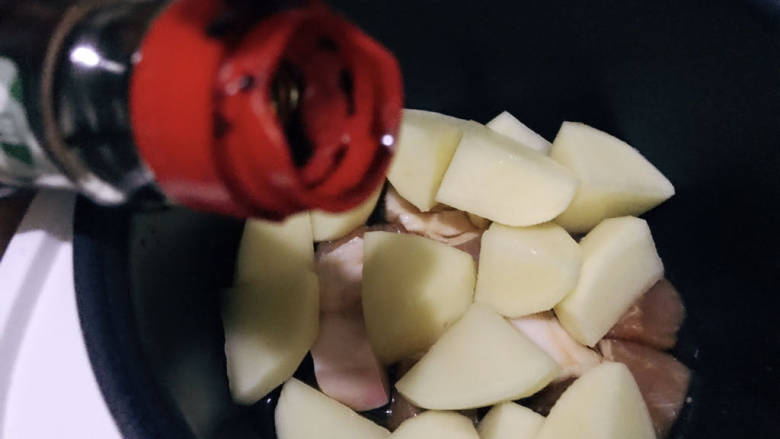 土豆回锅肉,加入小半碗水,加一点点老抽