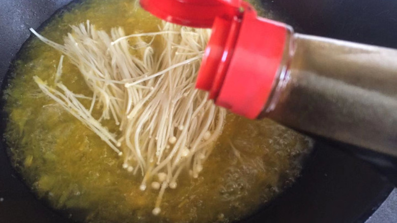 金汤鱼,来点<a style='color:red;display:inline-block;' href='/shicai/ 788'>生抽</a>,再次煮开