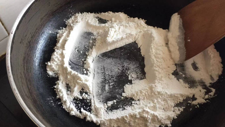 冰皮月饼,锅内舀入糯米粉炒熟(不要油)炒至微微发黄就熟了