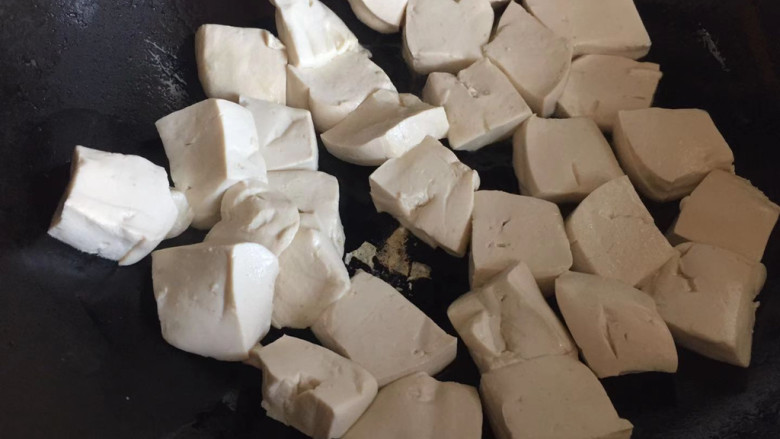 白果炖豆腐,热锅倒油,下入豆腐稍微晃动几下