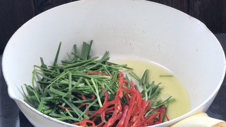 韭菜豆芽炒粉丝,起锅热油,放入韭菜和红椒炒匀